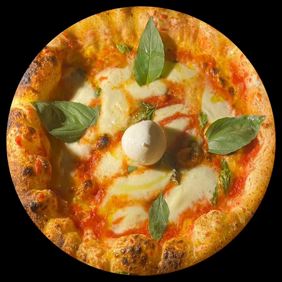 Pizza Napoletana mit Tomatensauce, Fior di Latte und Basilikum, von oben
